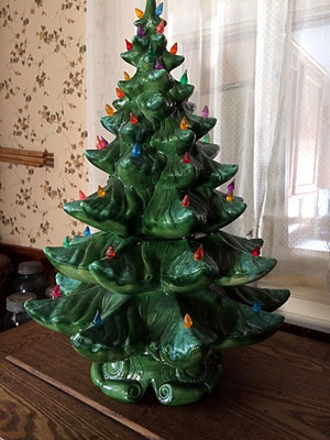 This lighted ceramic Christmas tree in the Dekker-Huis kitchen is also a music box!