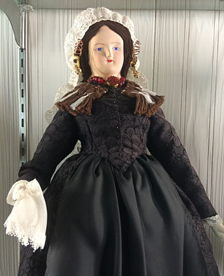 South Holland :: Appears in a fine black dress with fringed collar and a lace hat