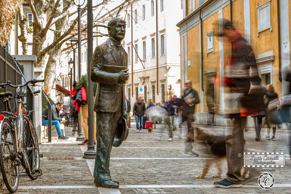 Luci Di Trieste. Statua di Italo Svevo, Trieste. © Luca Cameli Photographer