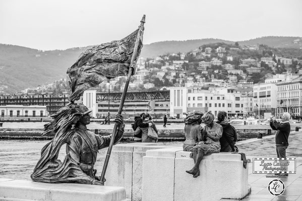 Luci Di Trieste. Scala Reale della Riva Caduti - Monumento Le Ragazze di Trieste e i Bersaglieri, Trieste. © Luca Cameli Photographer