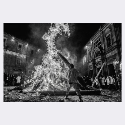 Vlurd - Carnevale Storico di Offida. New York Photography Awards 2023 ~ Gold Winner. Monochrome Photography Awards 2023. PhotoVogue by VOGUE. © Luca Cameli Photographer
