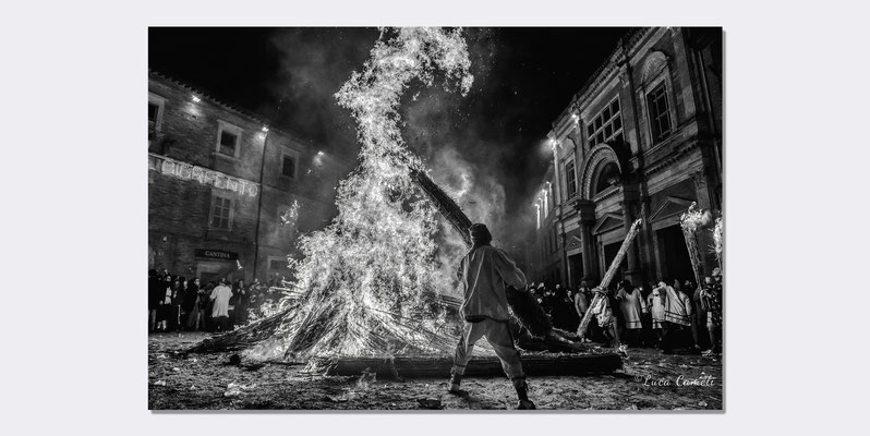 Vlurd - Carnevale Storico di Offida. "Monochrome Photography Awards 2023". © Luca Cameli Photographer