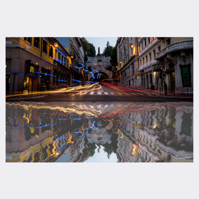 Riflessi Della Frenesia Quotidiana. Trieste, Piazza Goldoni, Scala Dei Giganti. Premio Canaletto 2019. Premio Internazionale Ambasciatore d'Arte 2019. Muse Photography Awards Gold Winner 2023. London Photography Awards Gold Winner 2023. © Luca Cameli