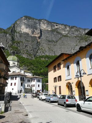 Steilwand an der die Seilbahn abfährt.