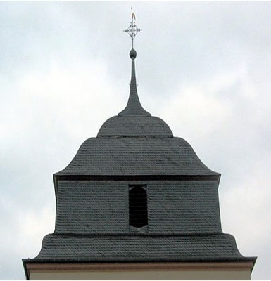 Pluwig. St. Johannes der Täufer. Das imposante Schieferdach des Glockenturms.