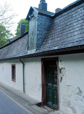 Pluwiger Hammer. Dachgaube im Mansardendach mit Türblatt zur Straßenseite hin.