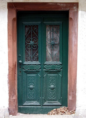 Pluwiger Hammer: Holztür mit geschnitzten Kassetten und Schmiedewerk; frühes 19. Jahrhundert.