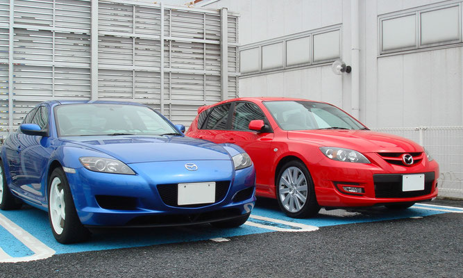 記念すべき初画像はノザキ アキラ様の（元）愛車でRX-８とマツダスピードアクセラです！うーん、どちらもカッコイイ。ノザキ様は現在ロードスターに乗っていらっしゃるそうで、まさに生粋の「LOVE！MAZDA」な方です。ノザキ様ありがとうございます！