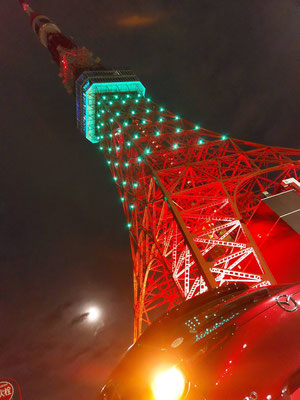 41枚目はC-M様からCX-30。夜に浮かぶ東京タワー・満月とCX-30が、カラーと相まって幻想的な雰囲気です。