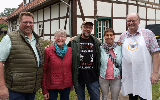 Neue Mitglieder für den Eicklinger LandFrauenverein - eine LandFrau und drei Land-Männer