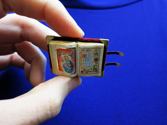 Manuscrito de los Rothschild, creado sobre 1505 y considerado una obra maestra renacentista (2,2x2,9 cm)