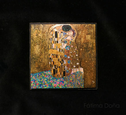The Kiss, Gustav Klimt, oil and gold leaf on synthetic ivory 9,5 x 9,5 cm
