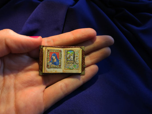 Libro de Horas de Simon de Varie, Paris, 1455, 2,7x4 cm (pintado en acuarela y pan de oro, encuadernado en piel)