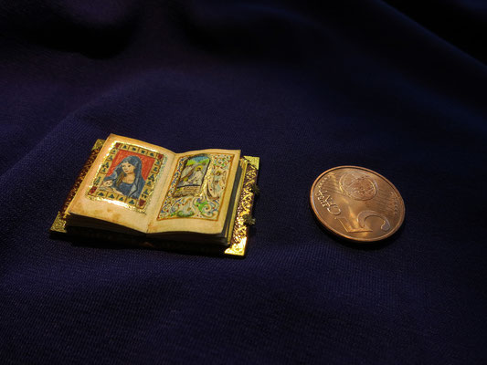Libro de Horas de Simon de Varie, Paris, 1455, 2,7x4 cm (pintado en acuarela y pan de oro, encuadernado en piel)