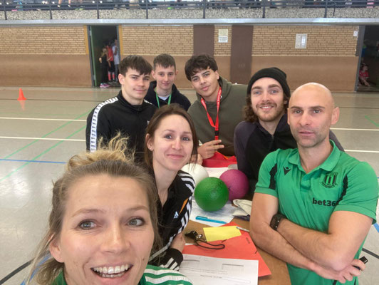 Die fleißigen Sportlehrer, die das Turnier überwachten