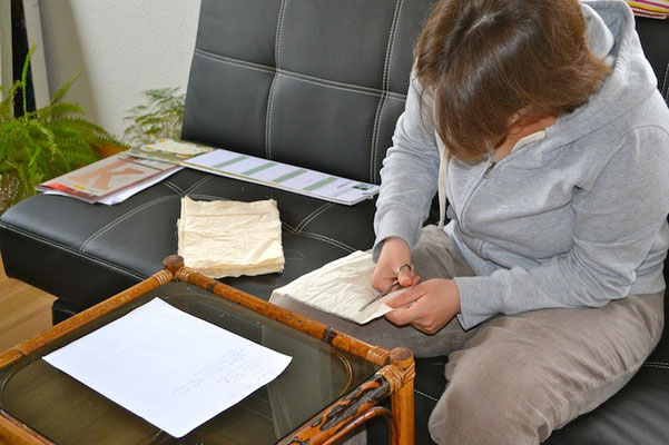 Ana-Marija Šarić hilft bei der Vorbereitung des Digitaldrucks der Künstlerbeiträge