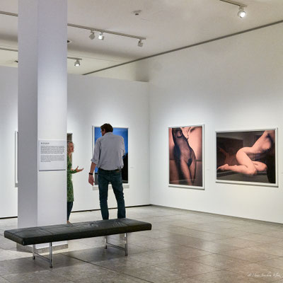 Menschen in Ausstellung 2v4