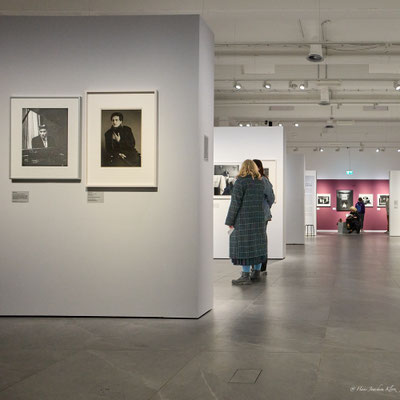 Menschen in Ausstellung 4v4