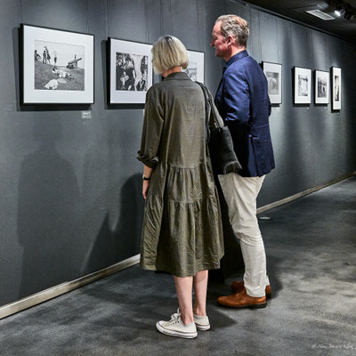 Menschen in Ausstellung 1v4