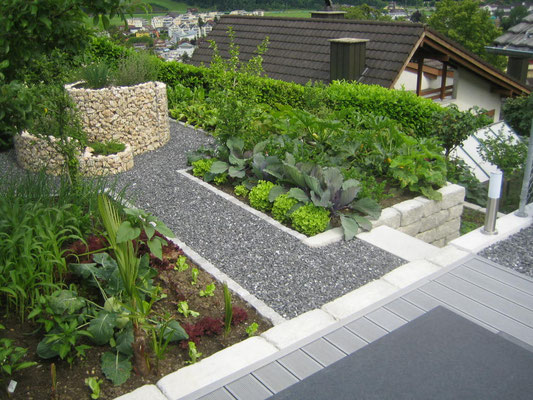 Gemüsegarten mit Kräuterspirale