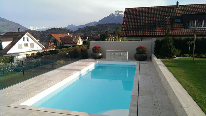 Poolanlage mit Travertin- Abdeckplatten