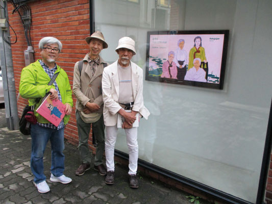 ユン・ソクナムさんの個展の会場前