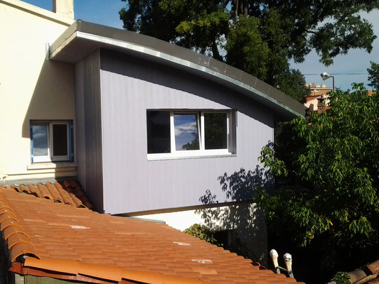 Ossature bois, bardage fibro-ciment coloré (pas d'entretien)
