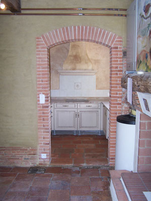 Réalisation d'une ouverture + cuisine, linteau habillé briquettes, enduits à la chaux et terre
