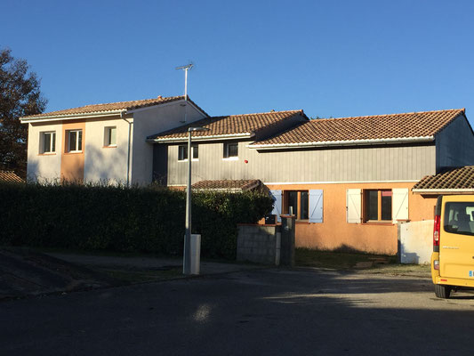 Ossature bois, habillage bardage vertical en fibro-ciment coloré (pas d'entretien)