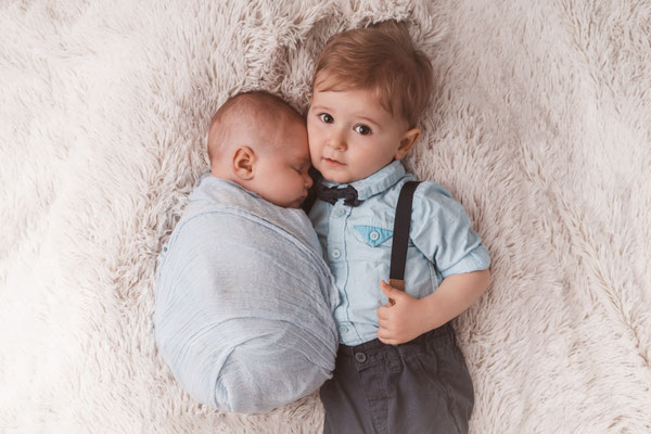 Babyfotografie mit Geschwister im Fotostudio Lichtenstein