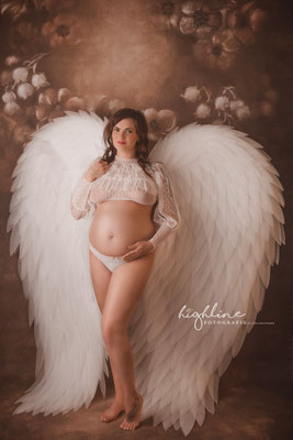 Babyfotoshooting mit Engelsflügeln im Fotostudio in Lichtenstein