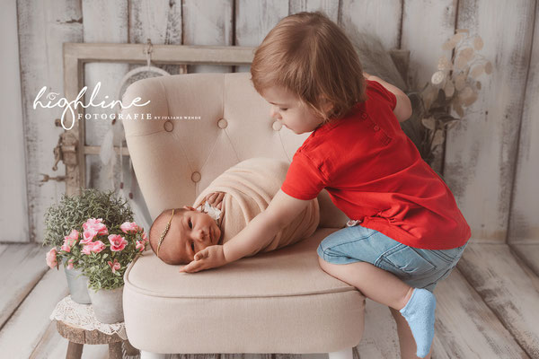 Babyfotografie mit Geschwister im Fotostudio Lichtenstein