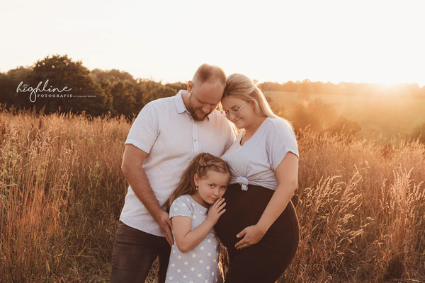 Babybauchfotografie bei Sonnenuntergang in Chemnitz