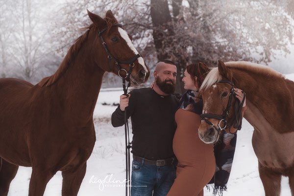 Babybauchshooting mit Pferden im Schnee in Mülsen