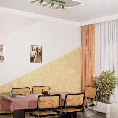 Wohnraum mit Flüssigtapete an der Wand