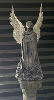 Der Engel ist bis zum Kopf ca.68cm groß. Flügel aus Epoxidharz Körper aus Beton . 