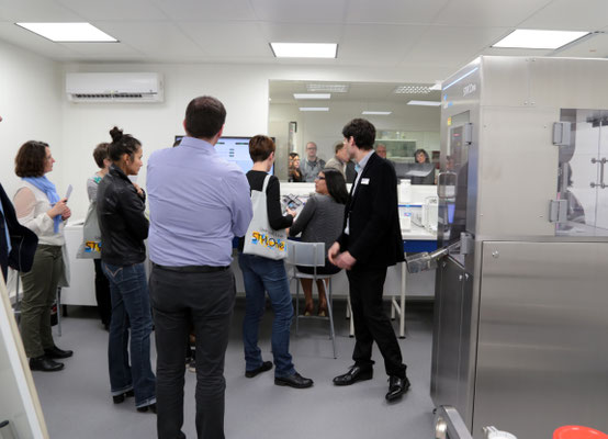 Short expert training around compaction in Medelpharm Laboratory | © MEDELPHARM