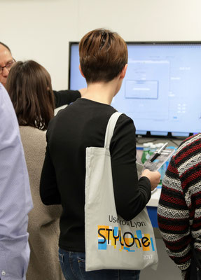 Short expert training around compaction in Medelpharm Laboratory | © MEDELPHARM