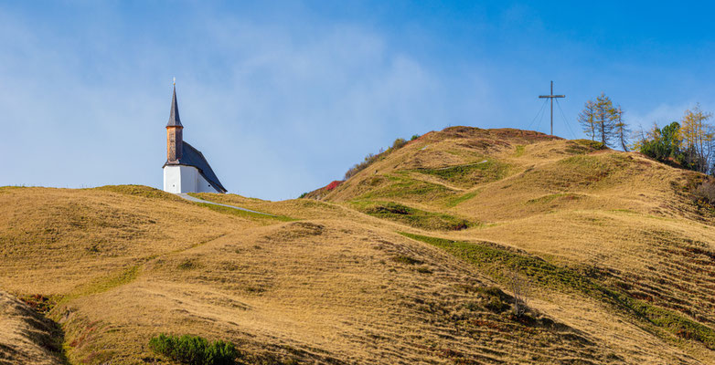 Die Simmelkapelle steht am Simmel, einem Hügel südlich der ehemaligen Salzstraße am Hochtannbergpass.  