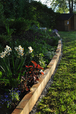 Bordure bois sur-mesure en traverse paysagère par Evo green design