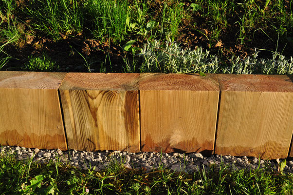 Zoom-Bordure bois sur-mesure en traverse paysagère par Evo green design