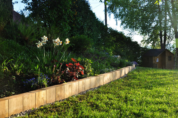 Bordure bois sur-mesure en traverse paysagère par Evo green design