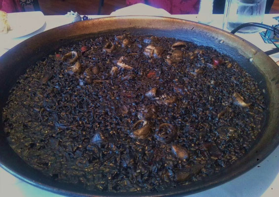 Arroz negro - schwarzer Reis, gefärbt mit Tintenfischtinte