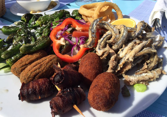 gemischter Teller mit Kroketten, Sardinen, Feigen im Speckmantel, Pimientos de padrón