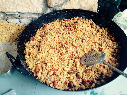 Migas - Brotkrumen geröstet, am besten schmecken sie mit Spiegelei und Weintrauben