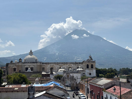 Volvan de Agua towering high above Antigua.