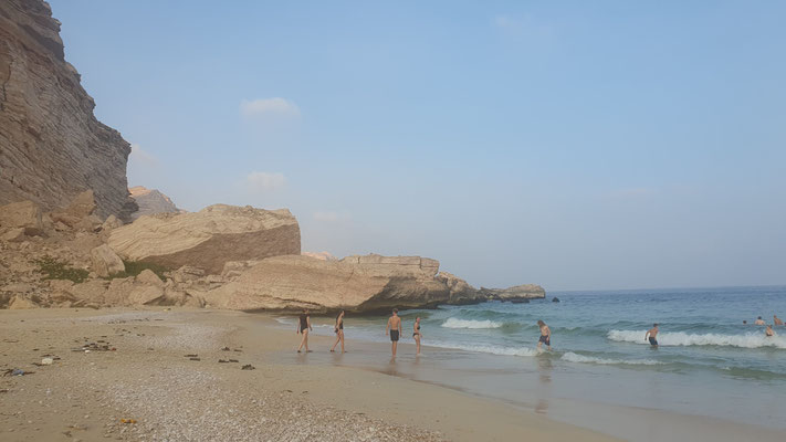 Students having fun with the big waves at Khor Senaq. © Jack Kauw