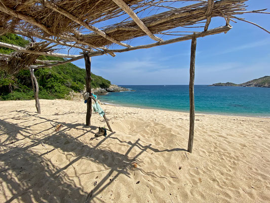 One hot day I spent alone at this beach, the snorkeling was beyond fantastic with several species of pufferfish and a Pacific white-spotted eagle ray (Aetobatus laticeps). 