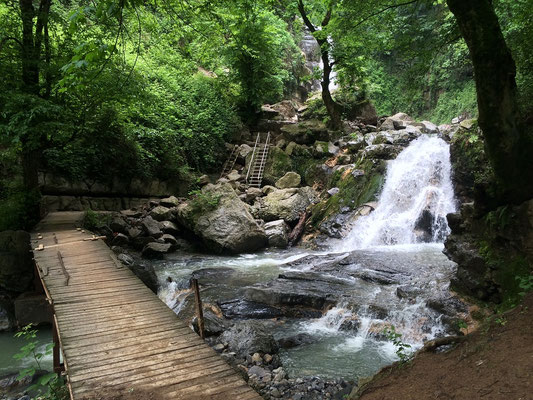 The path to the first waterfalls is easy. © Frank Deschandol