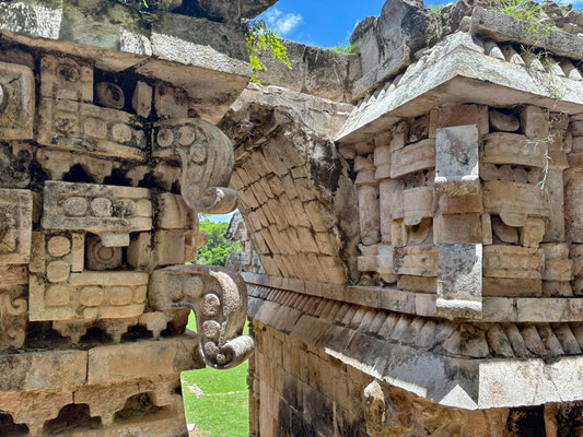 This makes use of well-cut stones forming patterns and depictions mostly of the long-nosed raingod Chaac.
